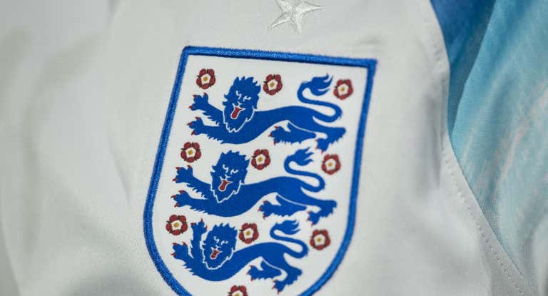 Escudo de la selección inglesa con los tres leones.