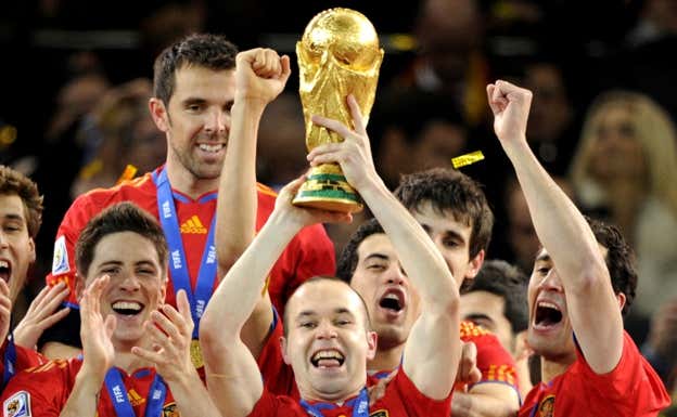Iniesta levanta el Mundial.  EFE