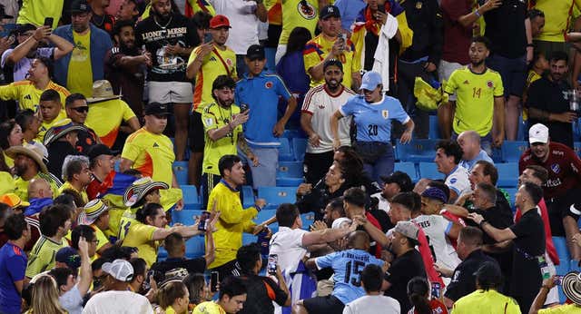 Darwin, Araujo y Giménez saltan a la grada y se pelean con hinchas colombianos: «Nuestras familias estaban en peligro»