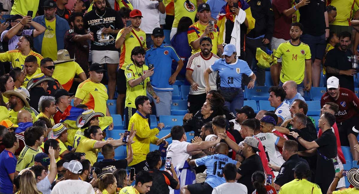 Momento en el que los jugadores saltan a las gradas.