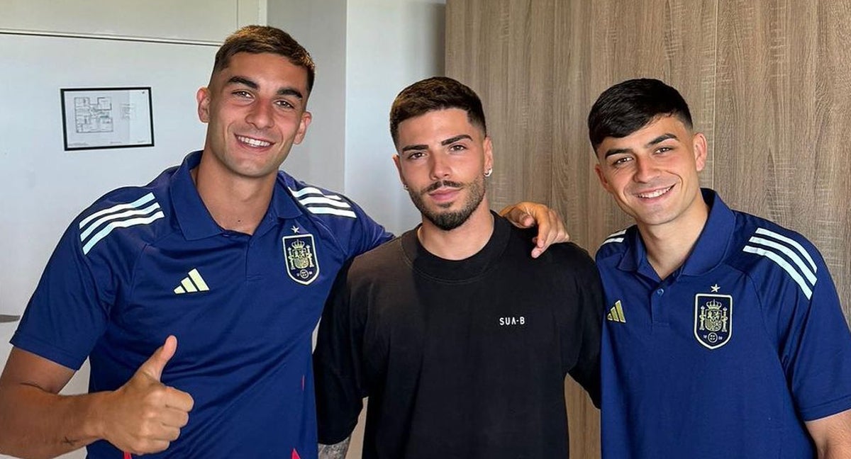 Saúl Peregrina (centro), junto a Ferran Torres y Pedri.