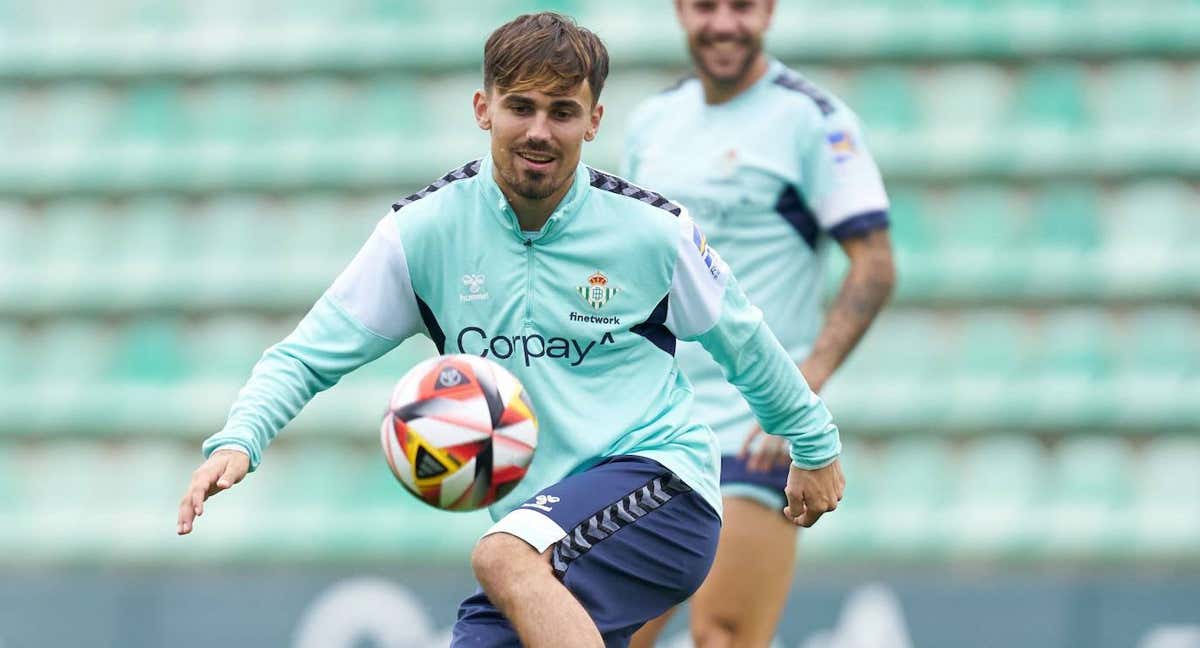 Rodri, controla un balón, durante un entrenamiento del Betis.