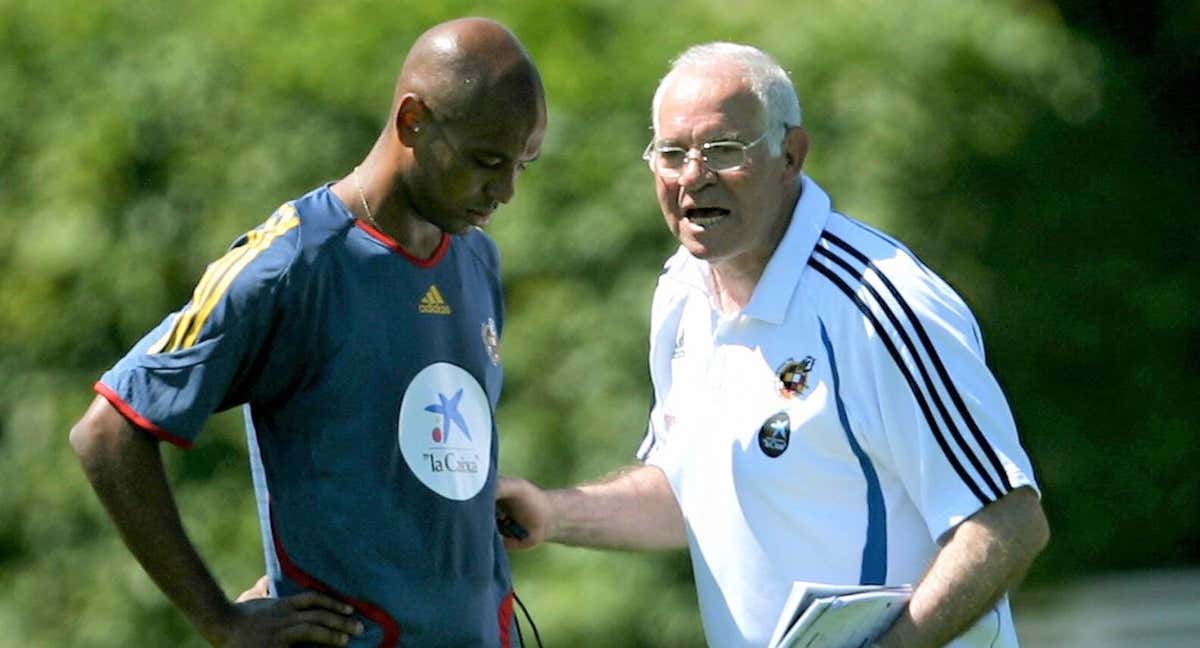 Marcos Senna, junto a Luis Aragonés. /GETTY IMAGES