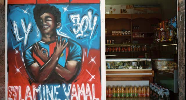 El mayor logro de Lamine es que su barrio sienta orgullo de sus raíces: «Les daba diez euros para el billete de tren y merienda»