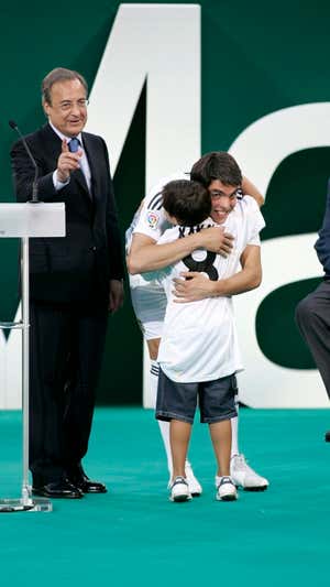 Juan Diego abrazando a Kaká.  Agencias