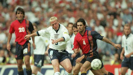 Alkorta observa la acción de Paul Gascoigne. /Getty