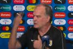 Bielsa desata su furia tras el escándalo del Uruguay-Colombia y ataca a diestro y siniestro: «¿Cómo no vas a defender a tu bebé?»