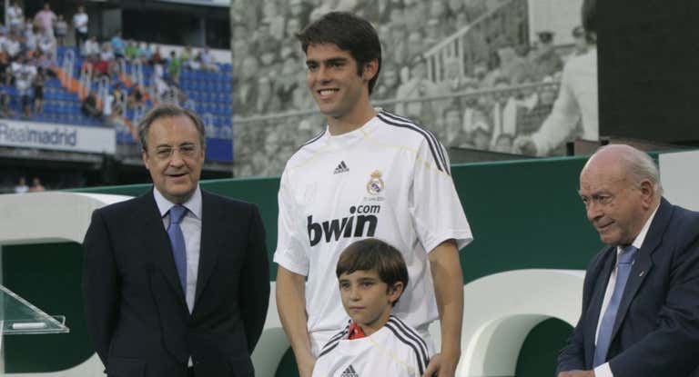 Juan Diego, junto a Kaká en su presentación.