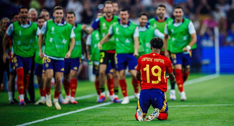 Lamine Yamal es felicitado por los jugadores de la Selección tras su gol a Francia.