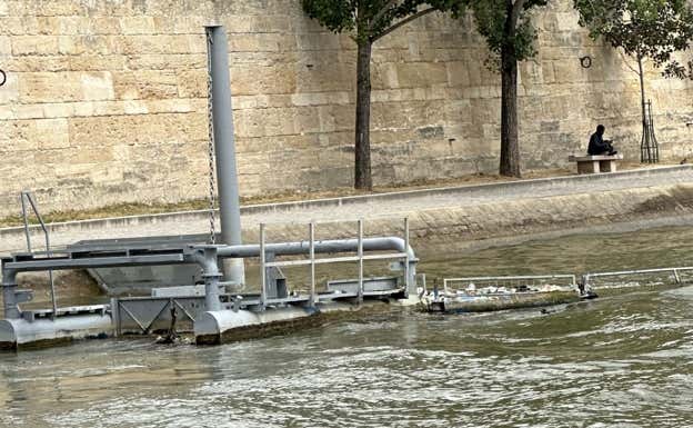 Imagen de restos de basura en el río Sena.