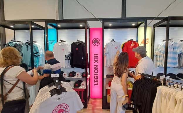 Varios clientes, en la tienda del LIV en Valderrama.  REELVO