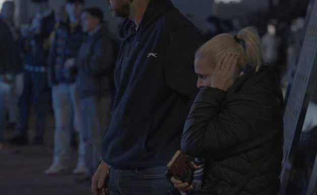 Amaya, en estado de shock tras recibir el impacto y la patada.  Relevo
