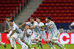 La gran final se juega con la Batalla de Brasilia de fondo y el comienzo de la leyenda 'Dibu'