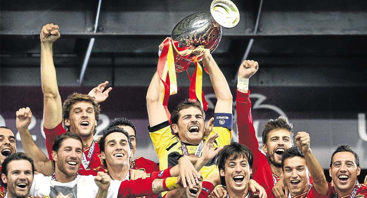 Casillas levanta la Eurocopa con España./ARCHIVO