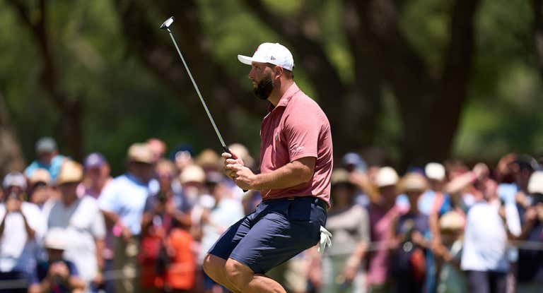 Jon Rahm se lamenta tras un golpe.