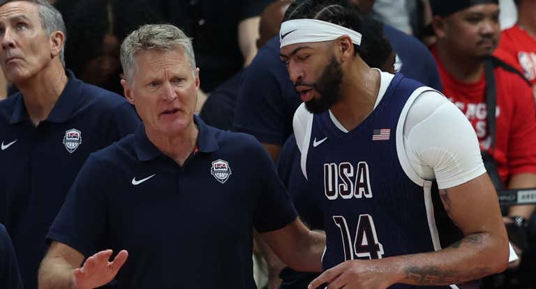 Anthony Davis habla con su seleccionador en el Estados Unidos-Australia.