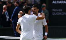 El abrazo de “leyendas” entre Alcaraz y Djokovic que emocionó a Corretja: “Es de agradecer”