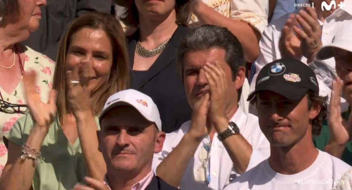 Ferrero, emocionado, junto a los padres de Carlos Alcaraz, en el momento del discurso de Djokovic. /Movistar