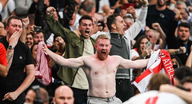 Racismo, violencia, miedo y alcohol: el día que los ingleses se alegraron de que su país perdiera la final de la Eurocopa