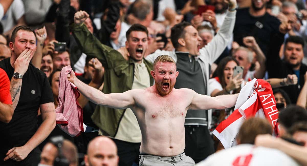 Un aficionado celebra en la grada de Wembley un gol de Inglaterra durante la final de la Euro 2020 que se disputó en 2021 por culpa del Covid-19