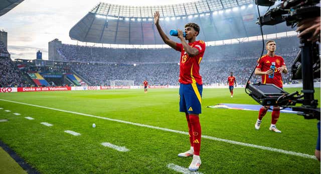 Ni el Cristiano que se acercó al ‘meme’ ni el Mbappé más humano: la fotografía de la Eurocopa es Lamine Yamal