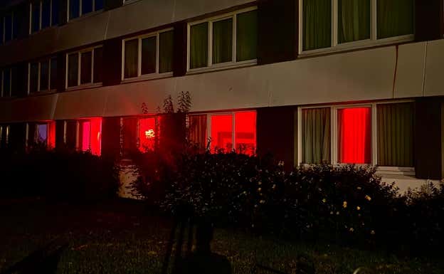 Luz roja en las habitaciones de los jugadores de República Dominicana.  Endika Montiel