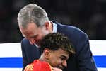 Lo que no se vio de la celebración de España: El tierno abrazo del Rey a Lamine, la soledad del derrotado Bellingham...