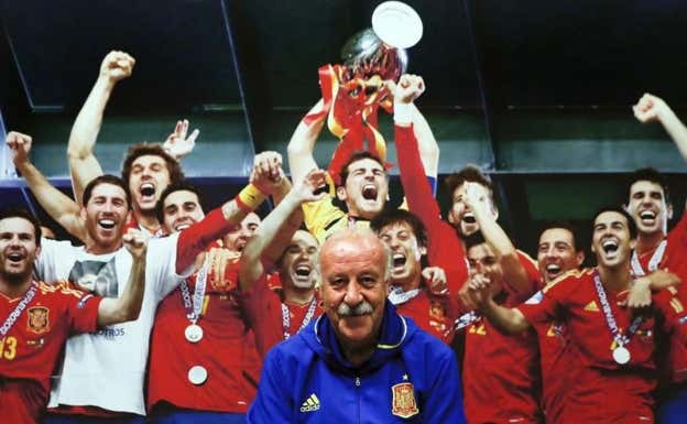 Del Bosque posa delante de una imagen con la Selección levantando la Euro de 2012.  EFE