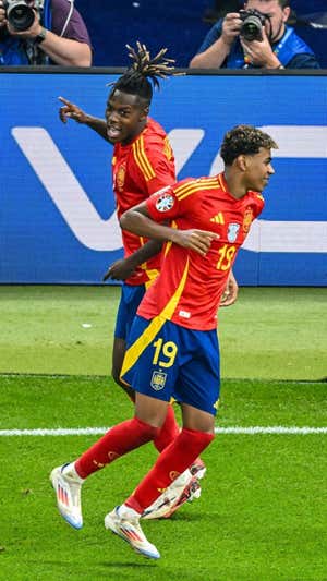 Nico y Lamine celebran el gol de Williams en la final.