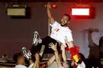Los jugadores de la Selección rompen el protocolo mientras gritan 'Gibraltar español' junto al alcalde de Madrid