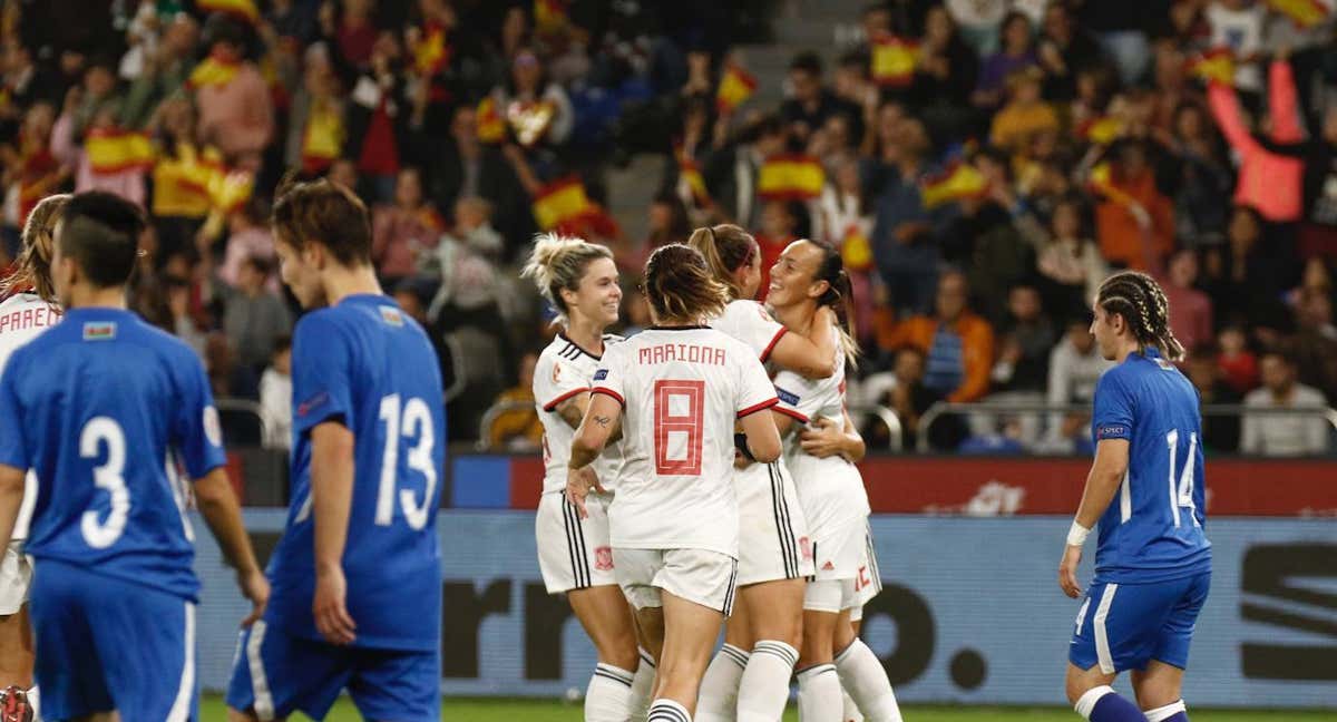 Mapi León, Mariona Caldentey o Alexia Putellas celebran el gol de Virginia Torrecilla con la Selección en el estadio de Riazor. /RFEF