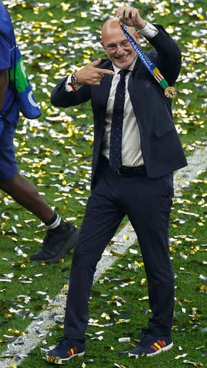 Luis de la Fuente con la medalla. AFP