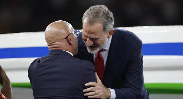 Hace un año le insultaron llamándole calvo y al ganar la Eurocopa abraza a un periodista: Luis de la Fuente es único