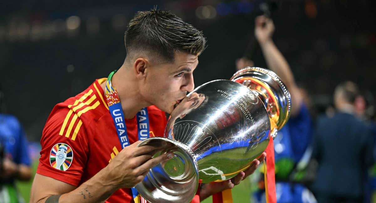 Álvaro Morata besa la Eurocopa./AFP