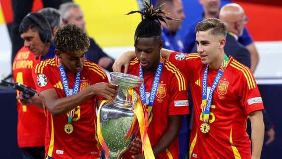 Nico Williams junto a Lamine y Fermín celebrando la Eurocopa. /SEFutbol