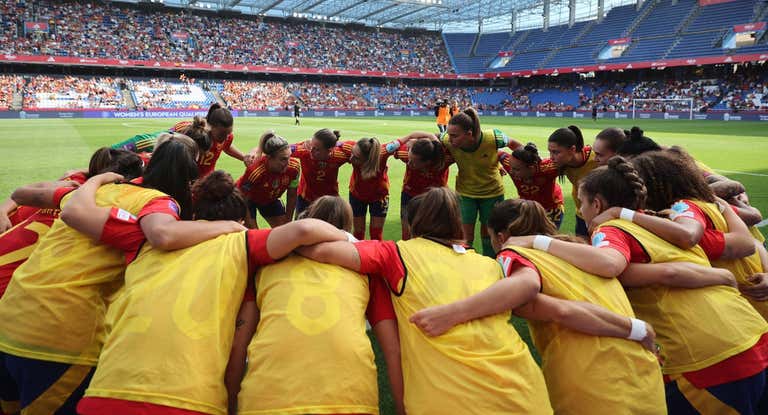 Las jugadoras de la Selección, en su tradicional piña antes del partido frente a Bélgica.