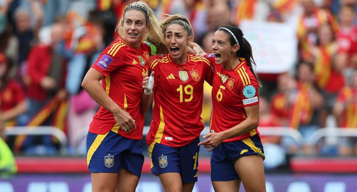 Alexia Putellas, Olga Carmona y Aitana Bonmatí, jugadoras de la Selección, celebran el 1-0 de España ante Bélgica en el estadio de Riazor. /RFEF