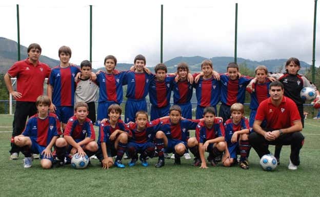 Oyarzabal, el cuarto por la derecha arriba, en su etapa en las categorias inferiores del Eibar.  Relevo