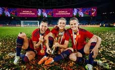 Discreto homenaje a las 'dinosaurias' de la Selección ante la emoción de las gradas: «Gracias a Alexia, Jenni y Paredes estamos todos aquí»