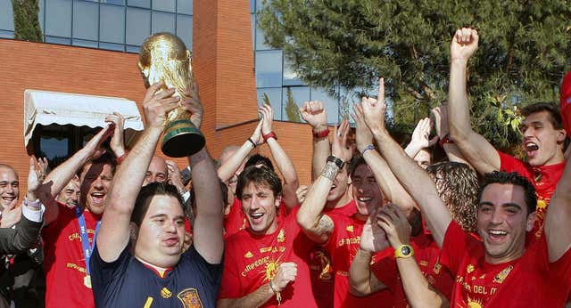 Cuando en la celebración de Moncloa en 2010 se saltaron todos los controles, botó Zapatero y triunfó Álvaro, el hijo de Del Bosque