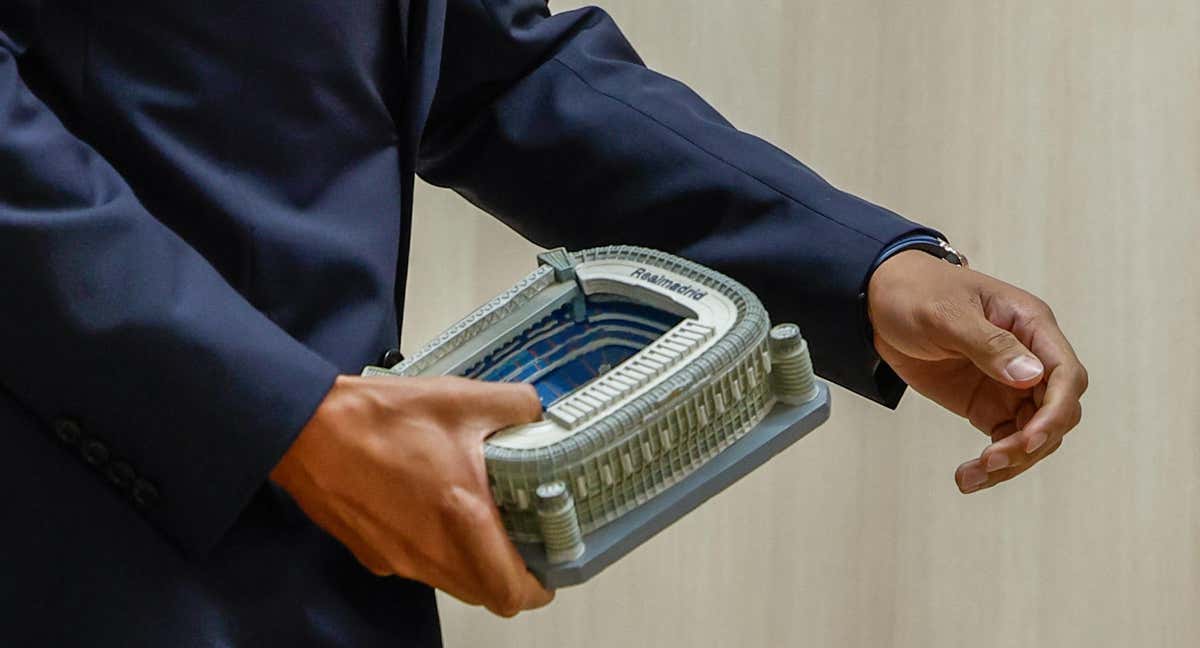 Mbappé, con la réplica del Bernabéu que sus padres le regalaron cuando tenía ocho años.
