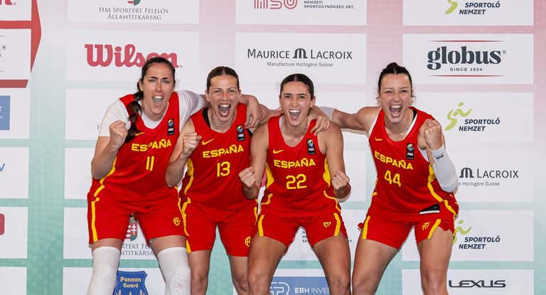 Vega Gimeno, Sandra Ygueravide, Juana Camilion y Gracia Alonso de Armiño tras ganar el Preolímpico.
