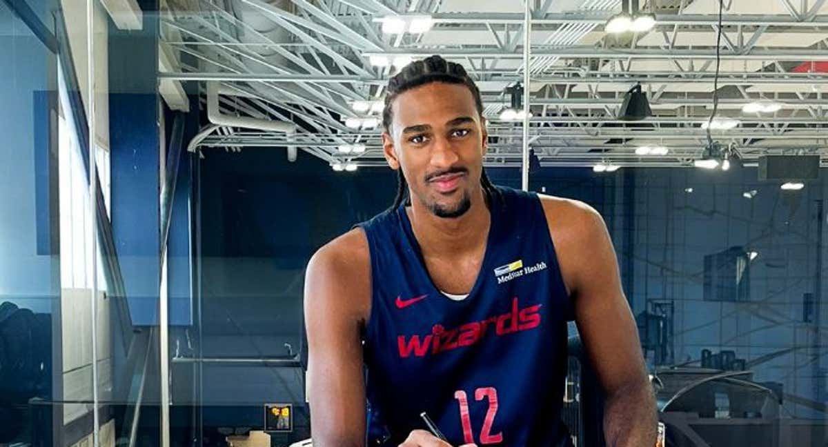 Alex Sarr, tras estampar su firma con los Wizards.