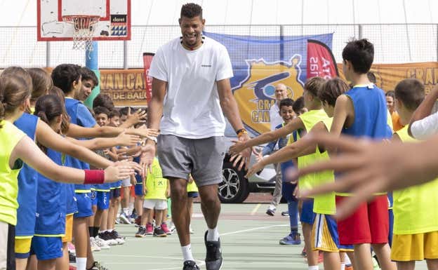 Edy Tavares saluda a los niños en el campus del Dreamland Gran Canaria. Efe
