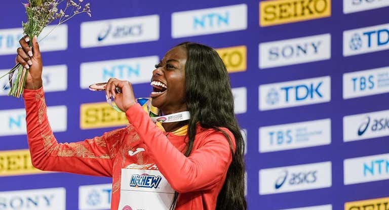 Fátima Diame con el bronce mundial.