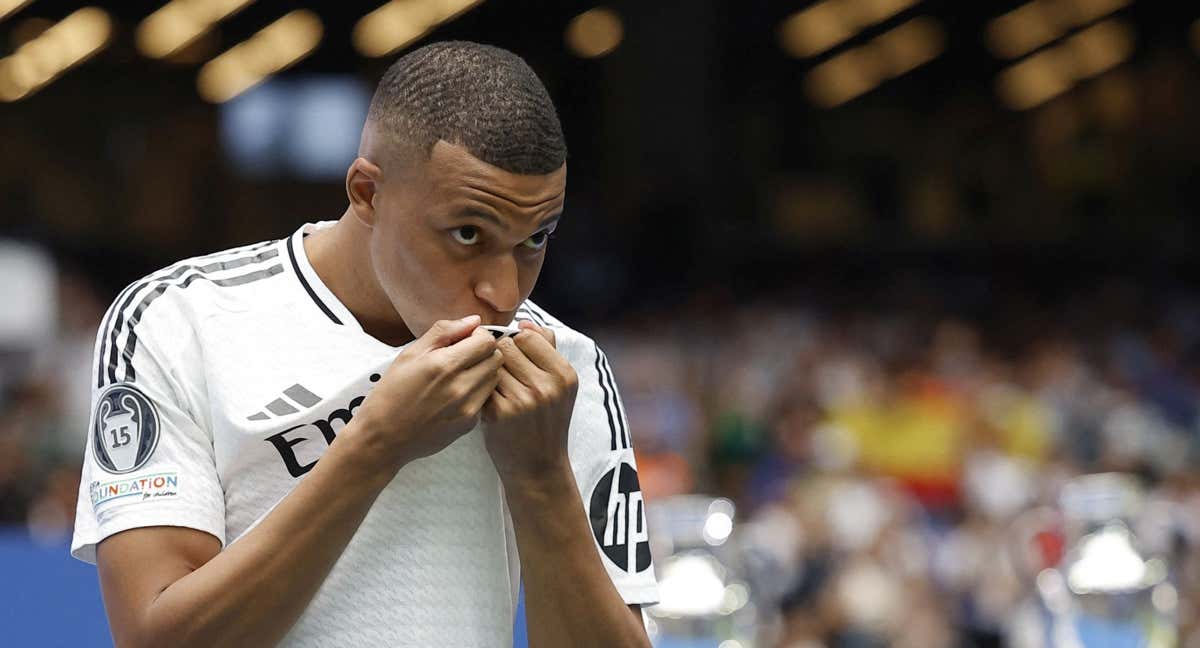 Kylian Mbappé besa el escudo del Real Madrid./Reuters