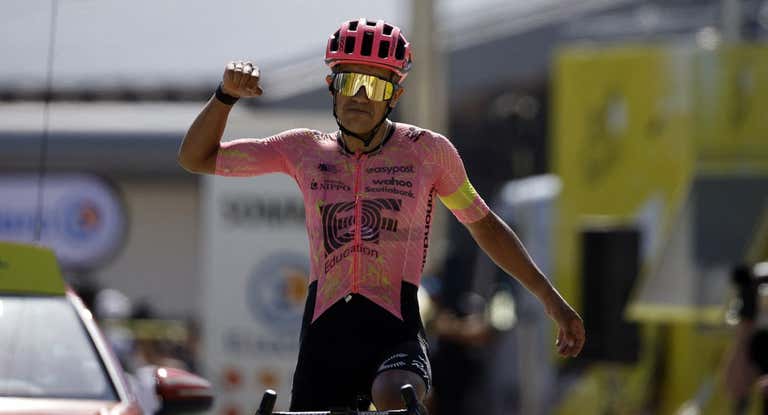 Richard Carapaz celebra la victoria en Superdévoluy.