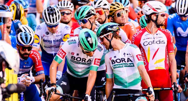 La cruda realidad del ciclismo pasa inadvertida a través de una broma en el pelotón: «En esta carrera, hospital o podio»