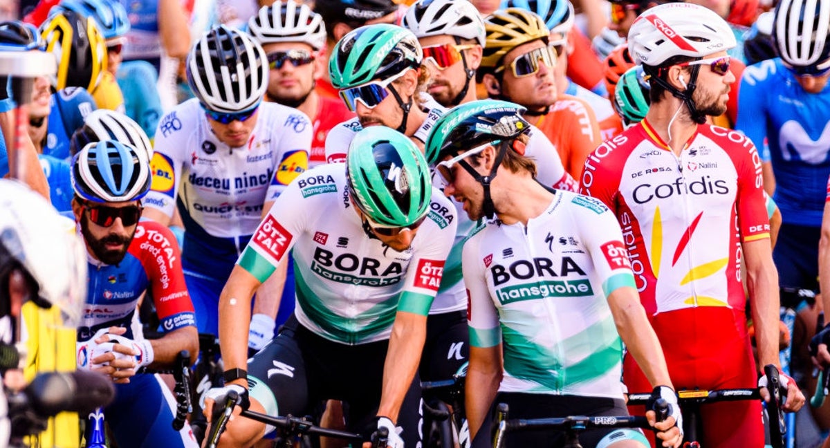 Lukas Postlberger y Maximilian Schachmann hablan antes de un comienzo de etapa durante el pasado Tour de Francia de 2020