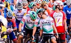 La cruda realidad del ciclismo pasa inadvertida a través de una broma en el pelotón: «En esta carrera, hospital o podio»